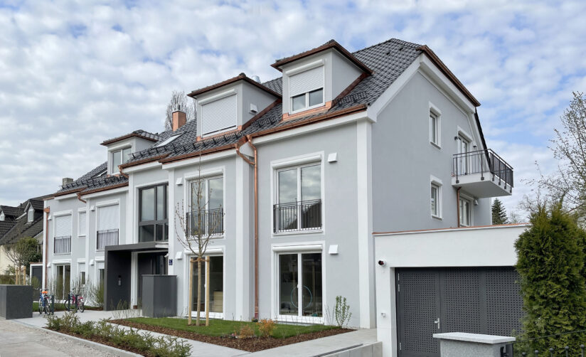 Mehrfamilienhaus in Altperlach, graue Fassade, Neubau