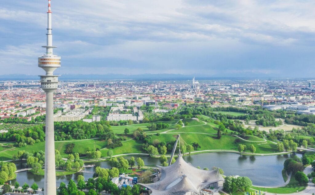 München Skyline mit Blick auf den Olympiapark mit Olympiaturm im Sommer